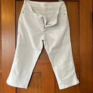 St John’s Bay Capri pant, size 6P